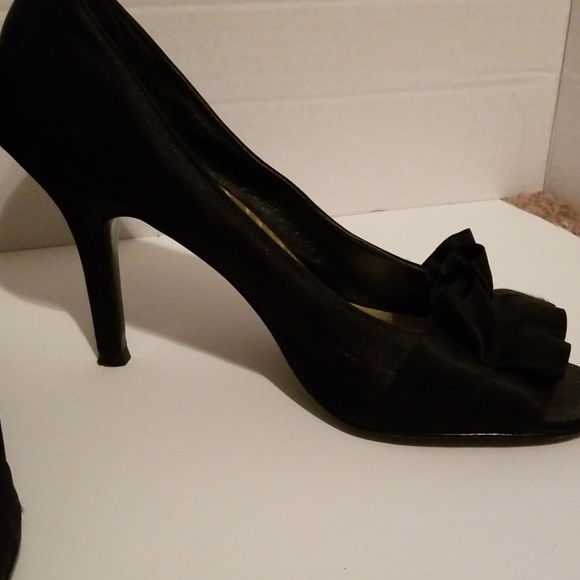 TAHARI hills shoes - Picture 3 of 5